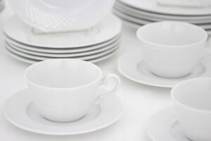 súprava šálok a tanierov z bieleho porcelánu